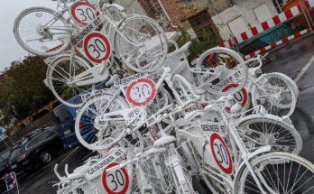 Sogenannte Geisterräder auf einen Haufen. Diese mahnen an im Straßenverkehr verunglückte Radfahrer:innen.