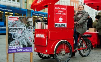 Violetta Bock auf Lastenrad der LINKEN