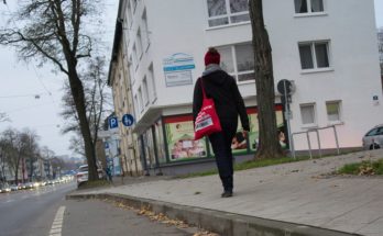 Violetta Bock auf dem Weg zur Podiumsdiskussion beim BUND