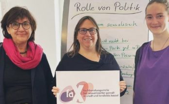 Violletta Bock informiert sich bei faX